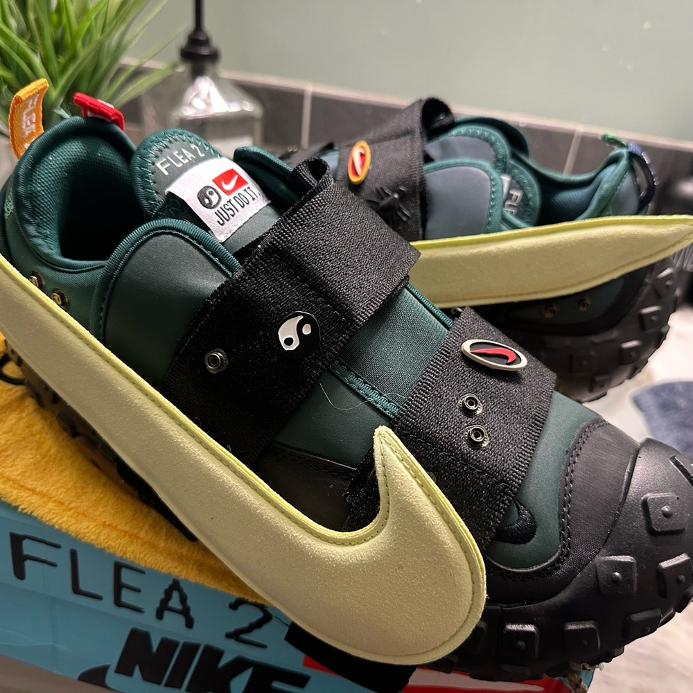 Nike Air Flea 2 Sneakers - Black and Green